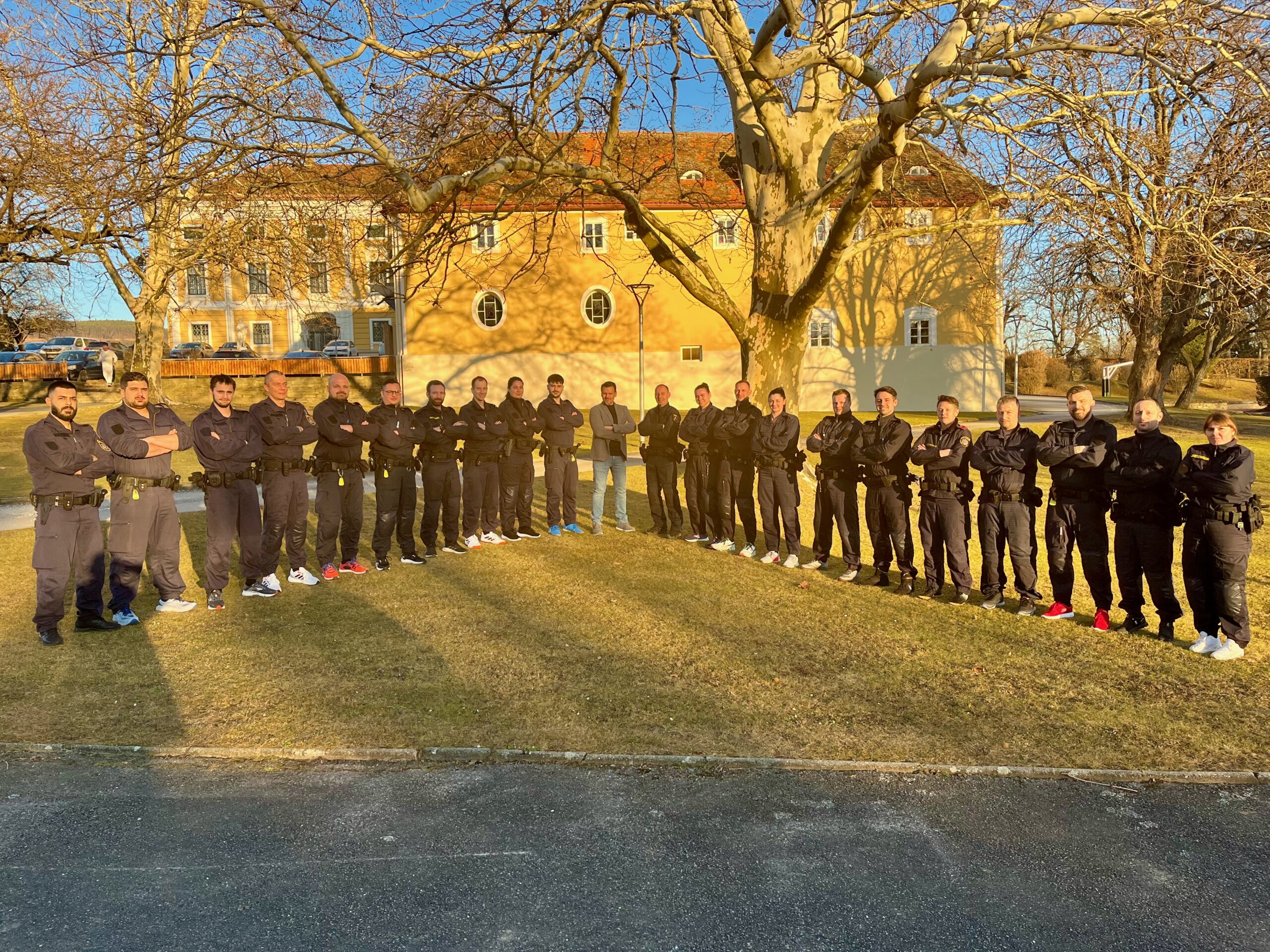 KontrInsp Gernot WAGNER (Bundeseinsatztrainer, Generaldirektion f&uuml;r den Strafvollzug und den Vollzug freiheitsentziehender Ma&szlig;nahmen, Abteilung II 2 - Kompetenzstelle Sicherheit und Extremismuspr&auml;vention) und Dr. Robert KRAMMER (beide Bildmitte) mit Mitgliedern der Einsatzgruppe
