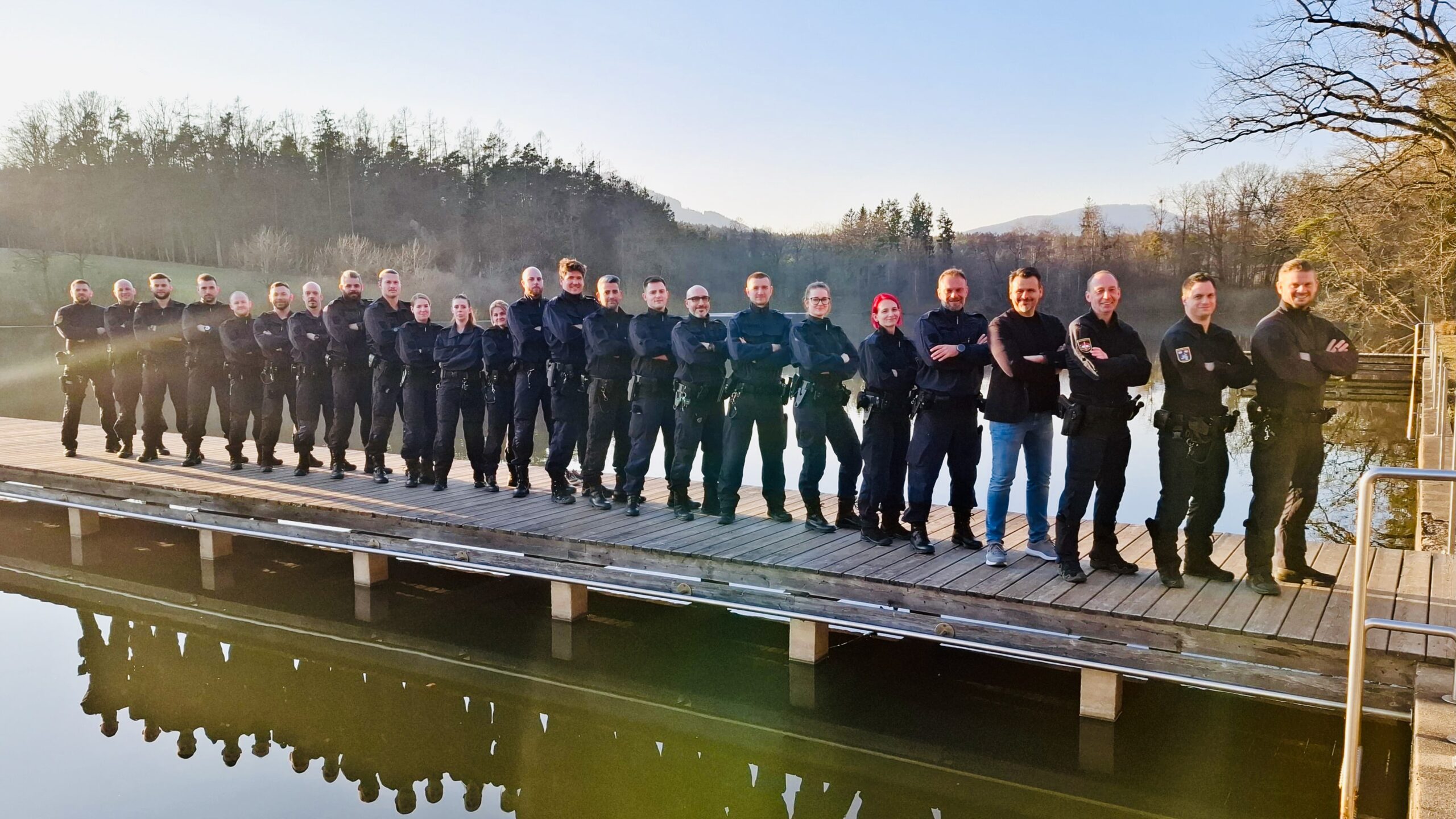 Gernot WAGNER und Robert KRAMMER (3. und 4. von rechts) mit Mitgliedern der Einsatzgruppe