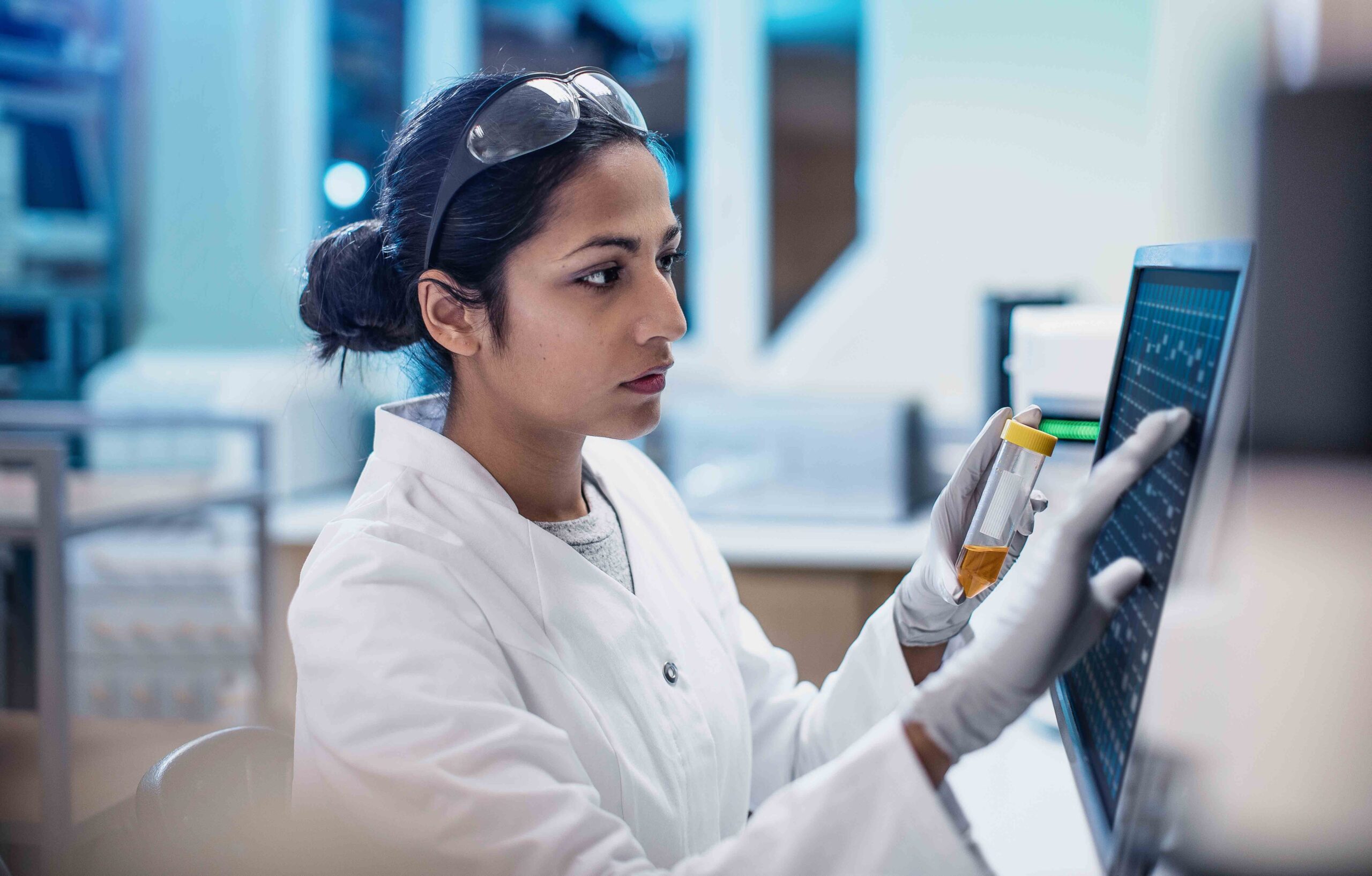 Forscher_in | Laobr | Female Scientist Working in The Lab, Using Computer Screen