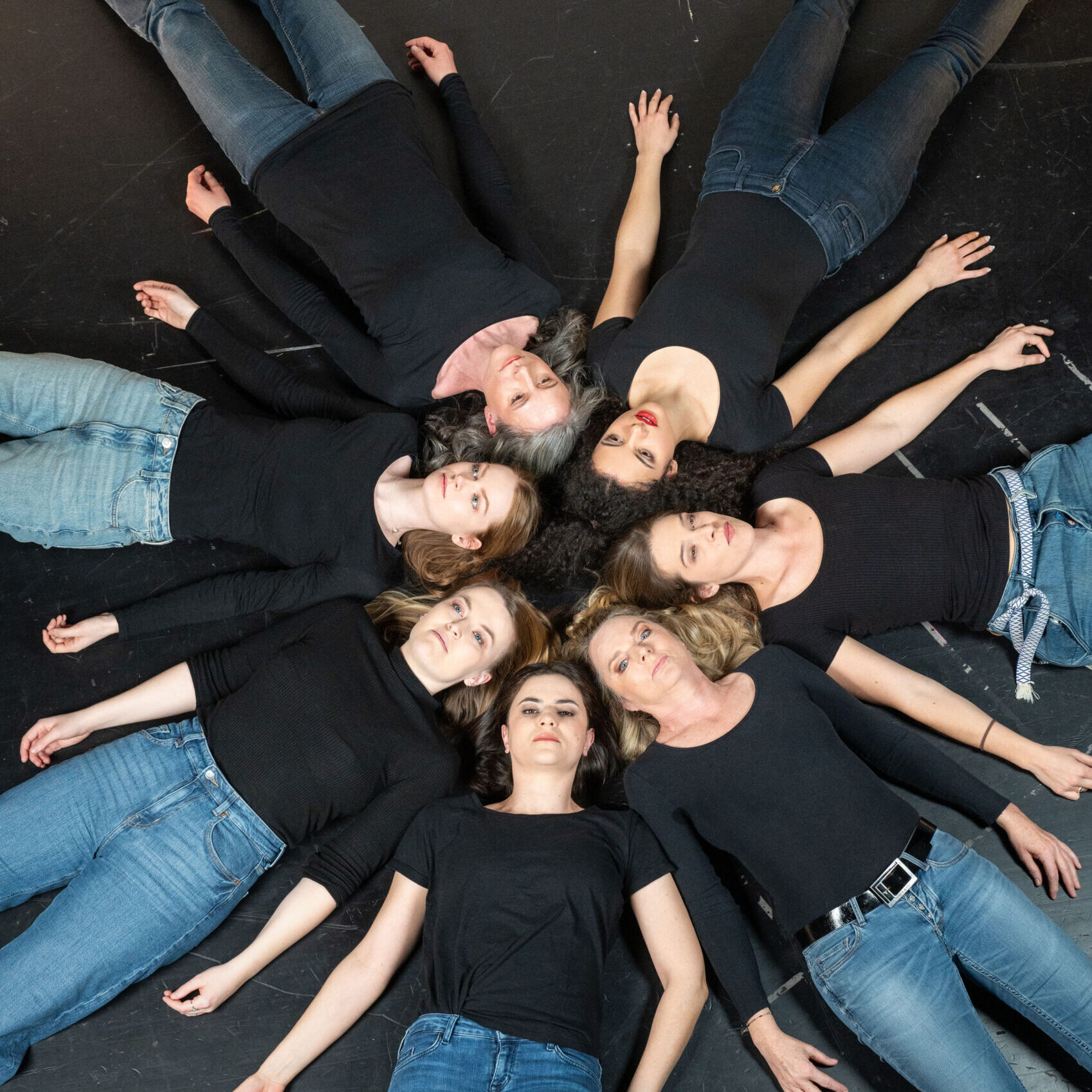 Bild: Sujet Und alle so still © Salzburger Landestheater/Tobias Witzgall