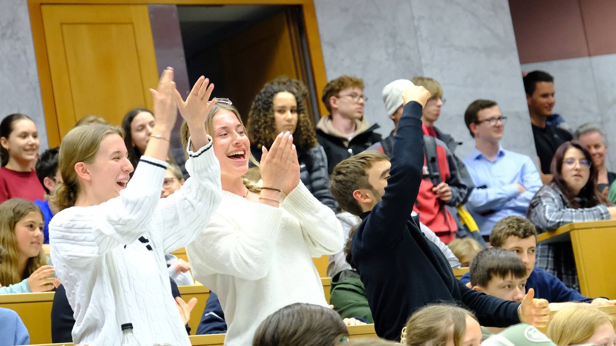 Applaus und Freude bei Schülerinnen (1)