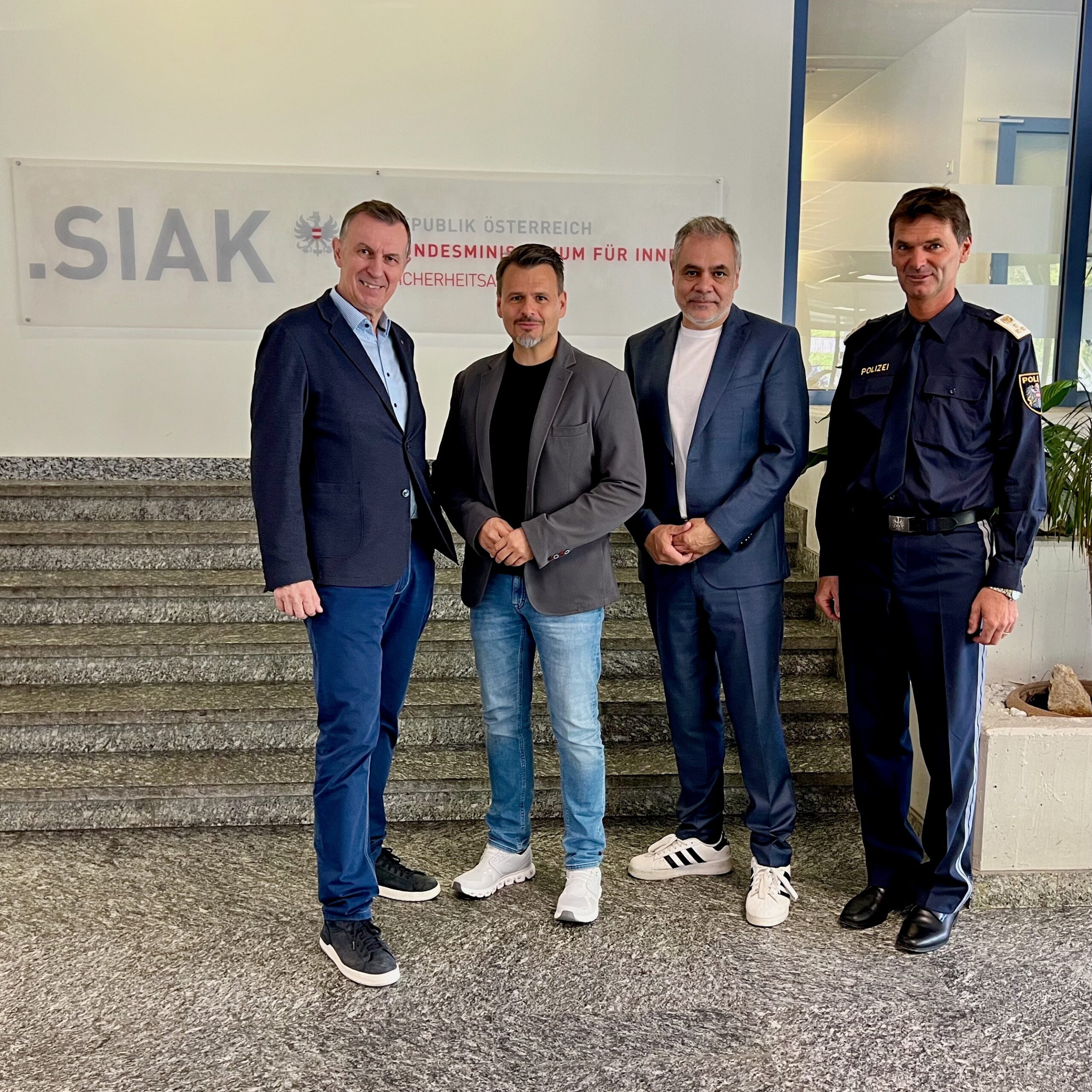 Oberst Gerhard HABERLER/BMI, Dr. Robert Krammer/&Ouml;IM und Oberst Dr. Peter KERN, M.A./Leiter Bildungszentrum der Sicherheitsakademie Tirol, Walter SCHLAUER (hauptamtlicher Lehrer BZS Tirol) (v.l.n.r.)