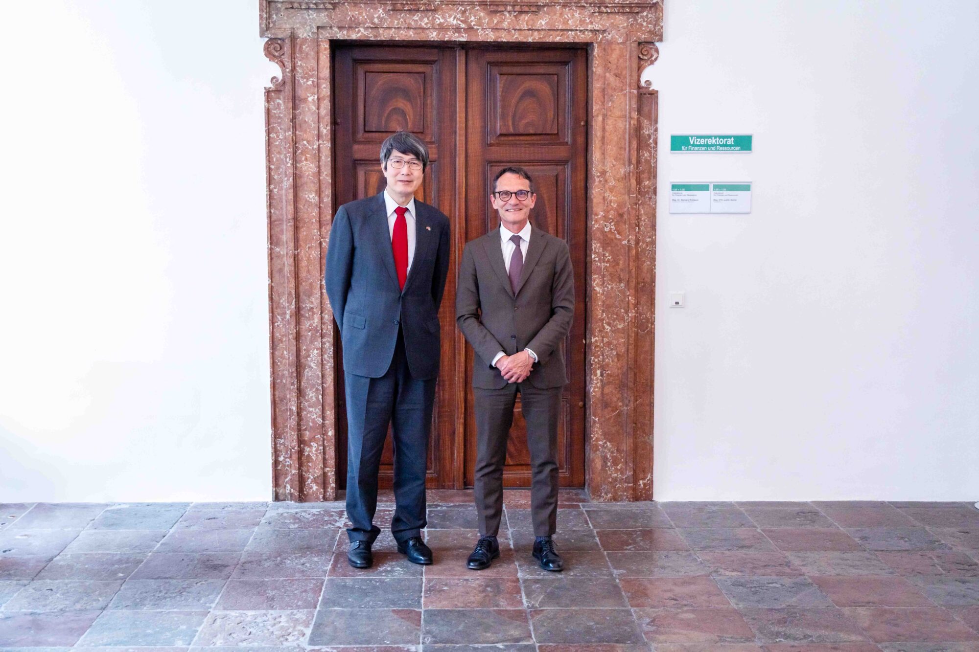 Rektor Fügenschuh mit dem japanischen Botschafter