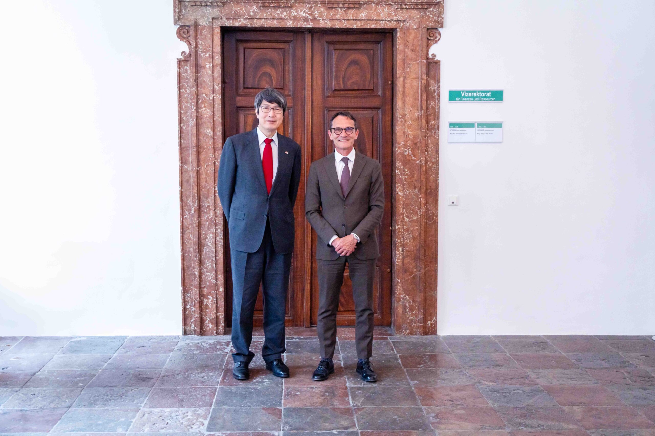 Rektor Fügenschuh mit dem japanischen Botschafter