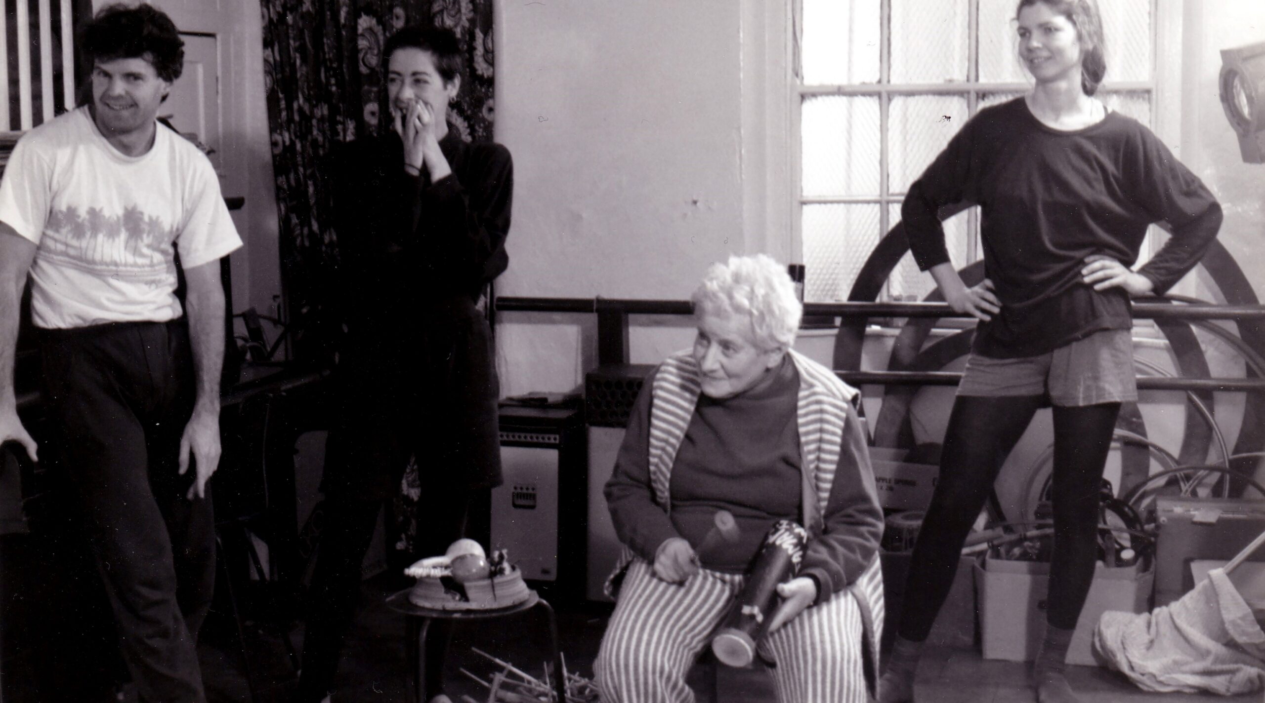 Hilde Holger im Kreis ihrer Schüler:innen (rechts: Claudia Kappenberg). Foto: Jane Finnis, ca.1993