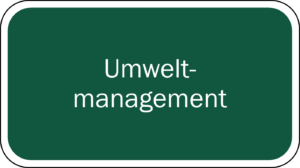 Viereck mit weißem Schriftzug auf uni-grünem Hintergrund mit der Beschriftung Umweltmanagement, darum ein weißer Rahmen mit schwarzem linierten Rand und abgerundeten Ecken