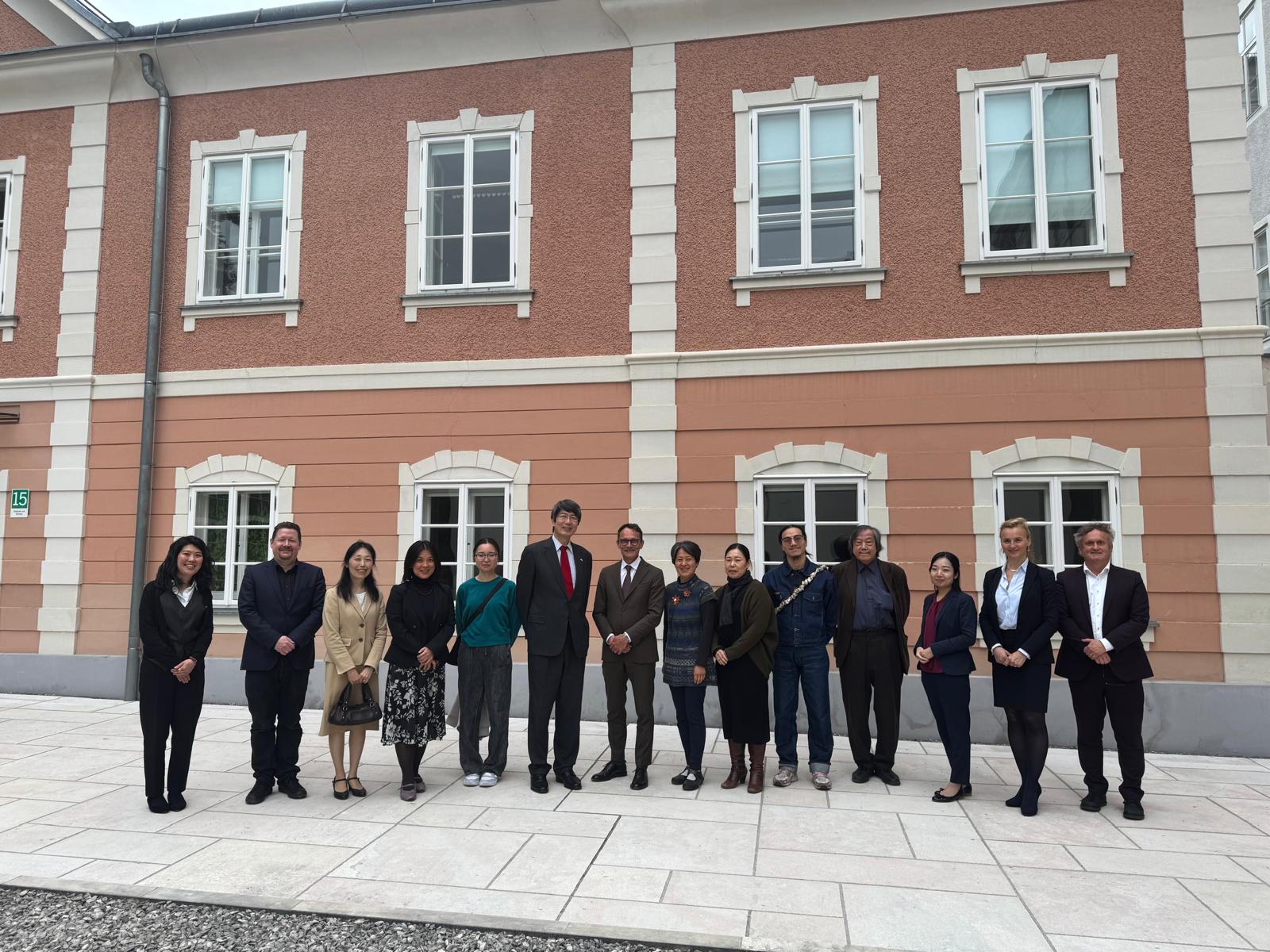 Gruppenfoto mit japanischem Botschafter