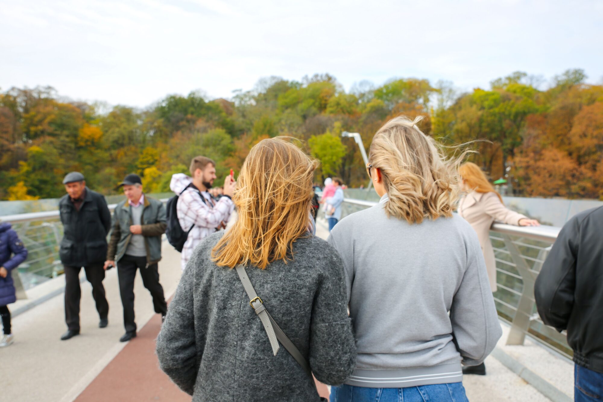 Frauen gehen über eine Brücke