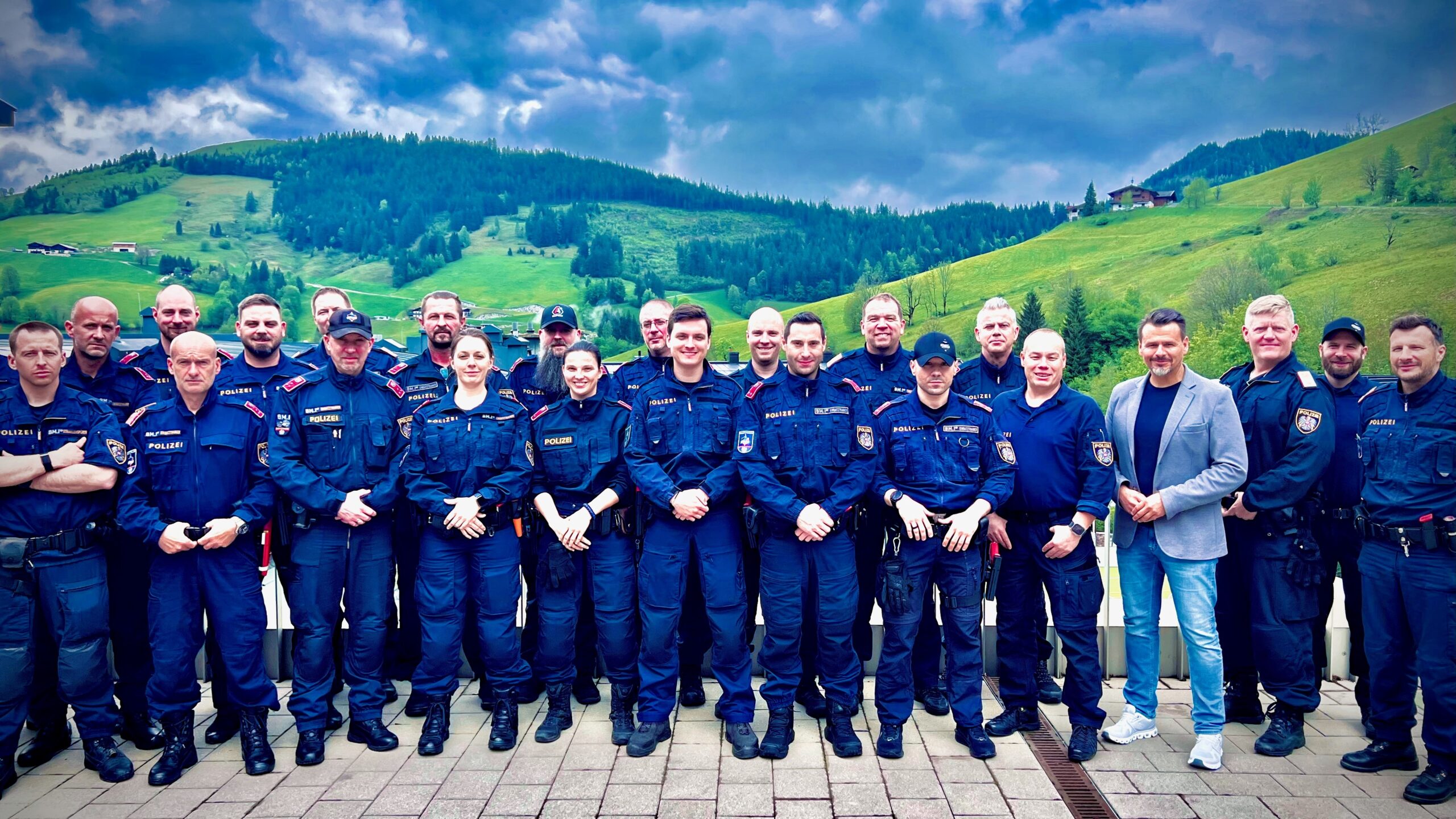 Robert Krammer und Markus Tantinger (4. bzw. 5 v.r.n.l.) mit Teilnehmenden des Kurses