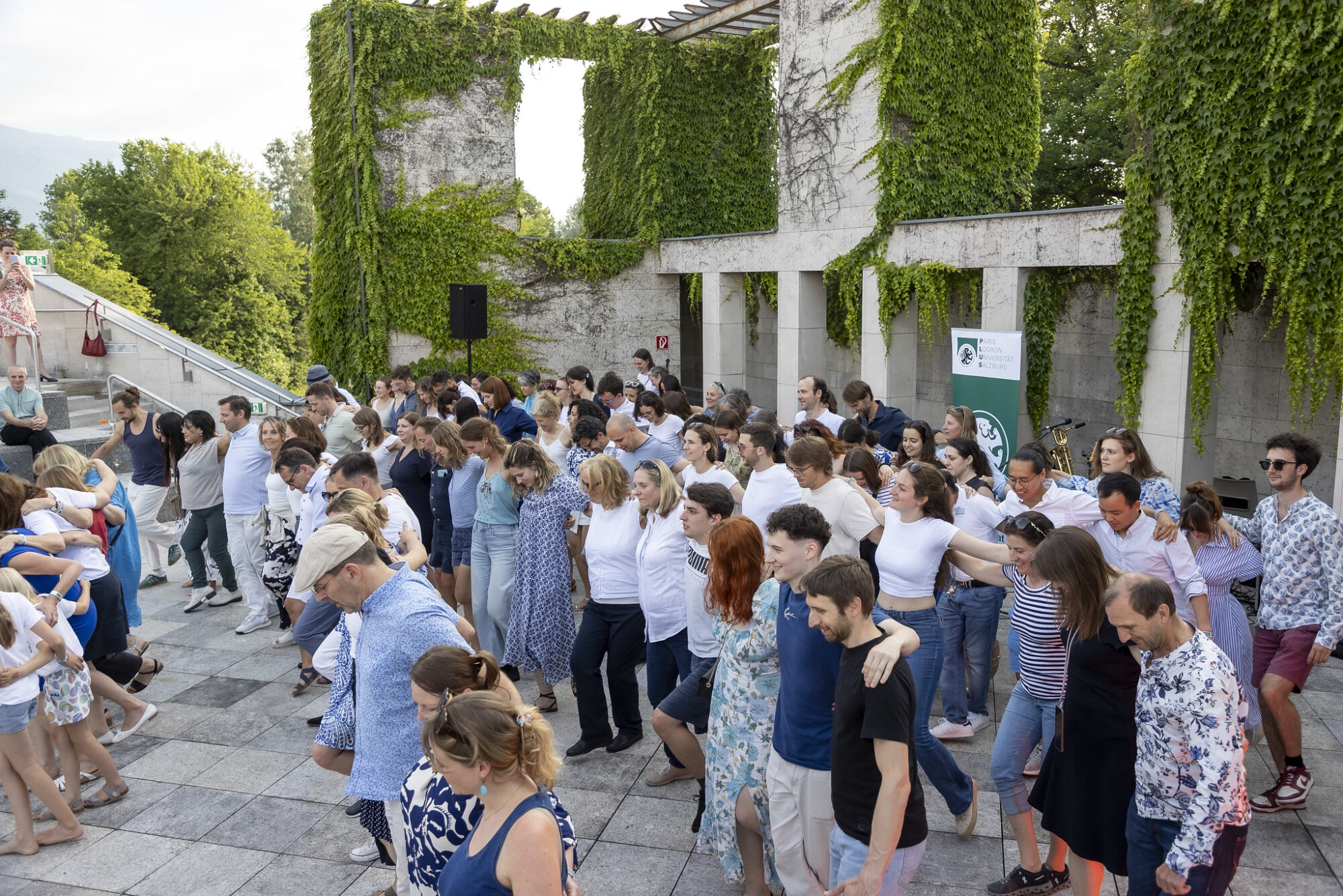 Gruppe tanzt Sirtake