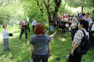 Am 1. Juni 2025 präsentierte die österreichische Armenologin Jasmine Dum-Tragut (Universität Salzburg) im dichten Wald rund um das Dorf Atscharkut in der Region Tavusch der Republik Armenien offiziell das Projekt  Arakelotsn – Kloster und Siedlung. Zahlreiche Forscher, Regierungsvertreter und Dorfbewohner waren zu der von Dum-Tragut geführten Wanderung zum Kloster und zur Siedlung eingeladen, wo sie in deren fesselnde Geschichte eintauchen und von deren architektonischer und religiöser Bedeutung hören konnten.