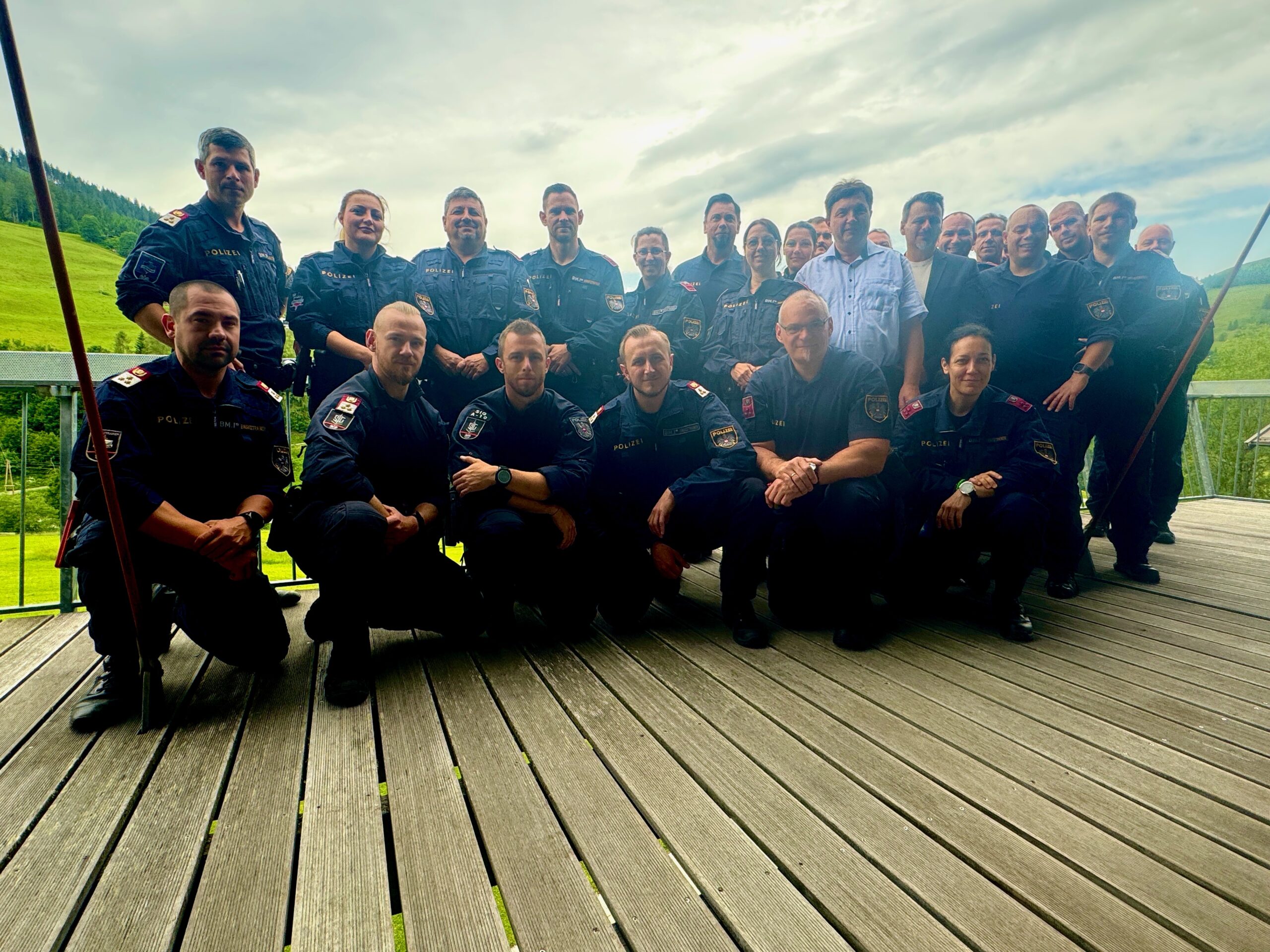 Hermann ZWANZINGER, Robert KRAMMER (beide in zivil) und Markus TANTINGER (4. von links) mit Teilnehmenden des Kurses