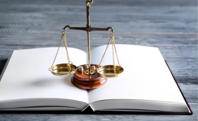 Ihre Rechte Buch mit Waage