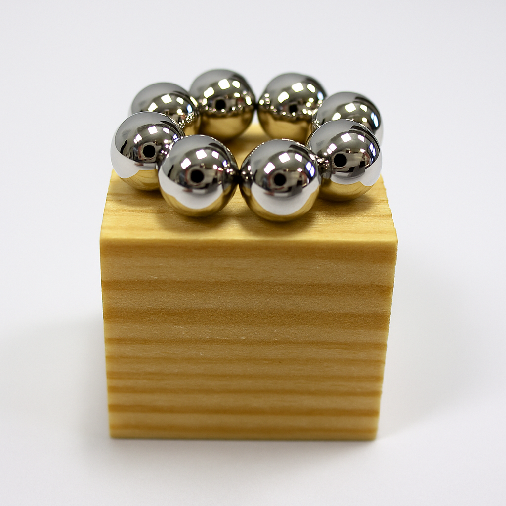 Kugelring auf Holzwürfel