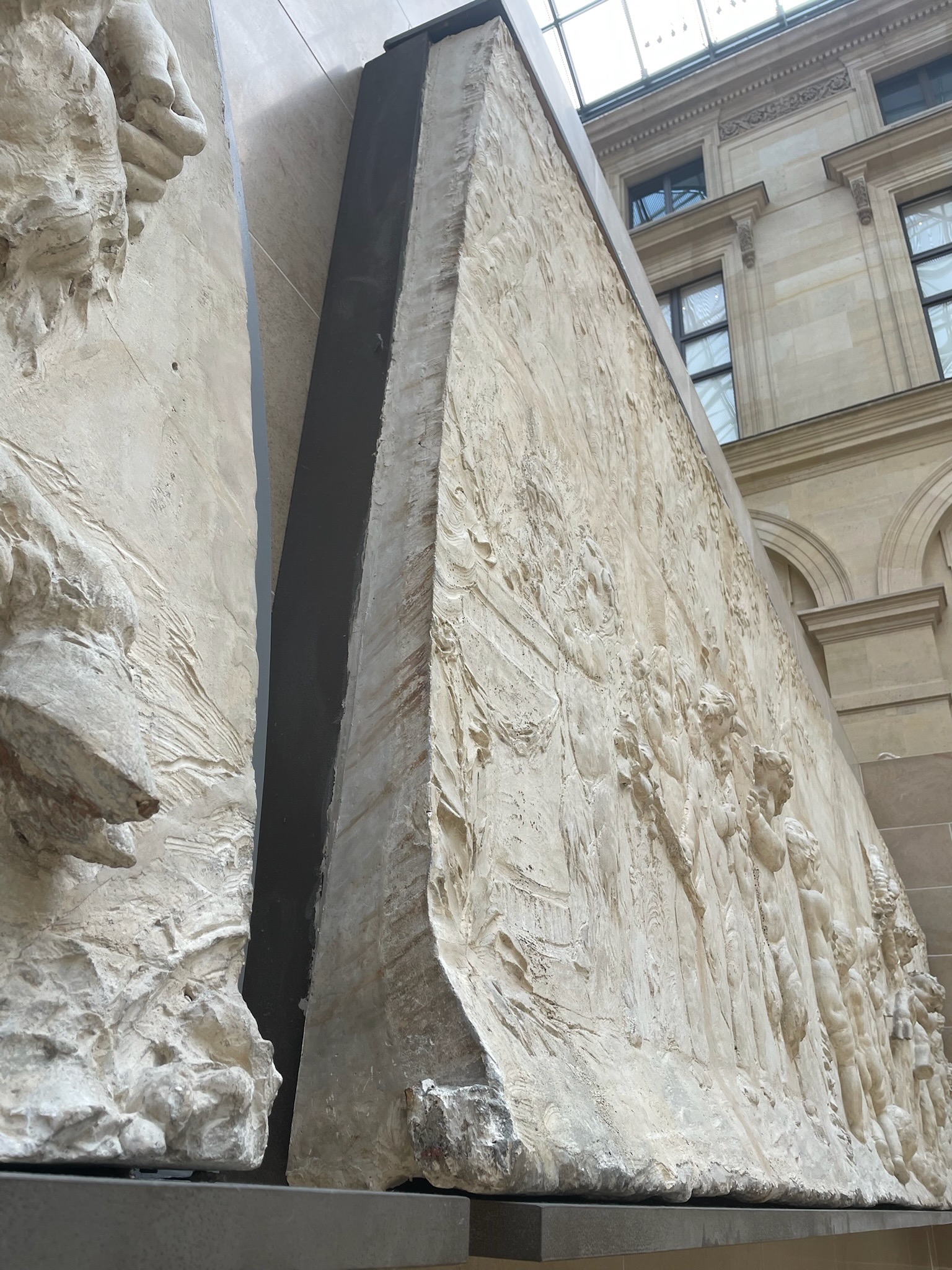 Für aktuelle Forschungen werden Reliefs des französischen Bildhauers Clodion in Augenschein genommen – vor den Originalen ganz genau hingucken lohnt sich immer! 