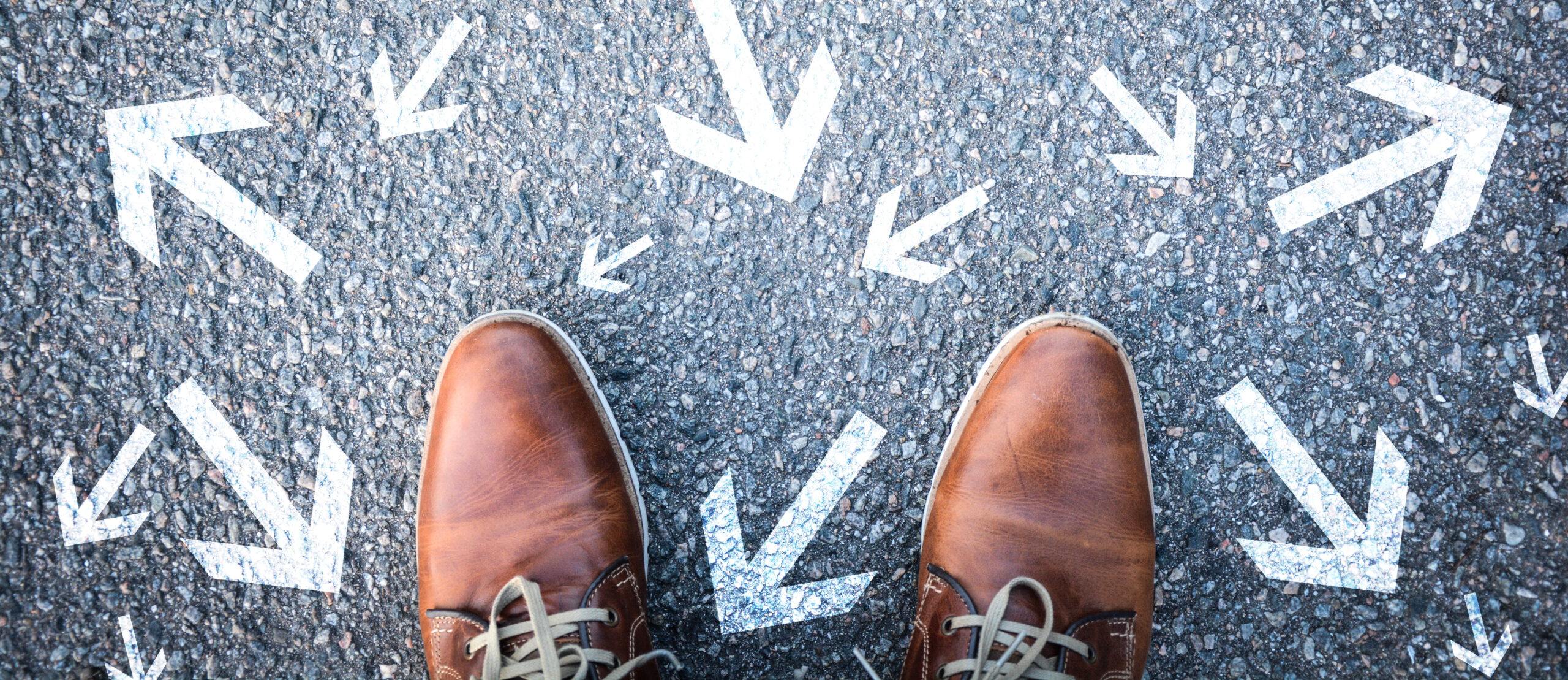 Pfeile in verschiedenen Richtungen am Boden