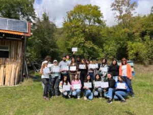 Armenisch-österreichische Herbstschule in Arakelots: gesamte Gruppe mit Abschlusszeugnissen © Jasmine Dum-Tragut