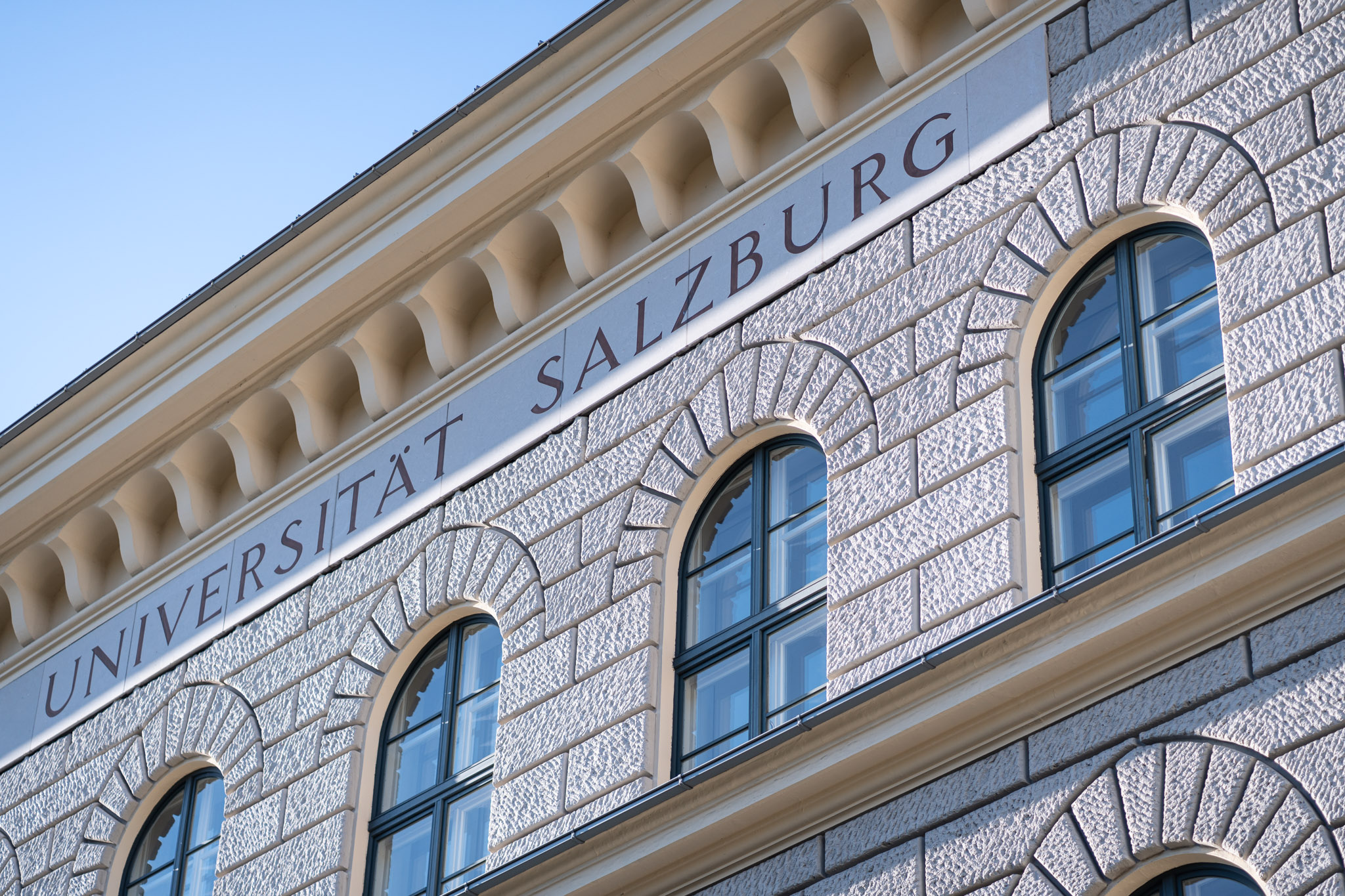 Schriftzug Universität Salzburg Gebäude Gesellschaftswissenschaftliche Fakultät