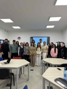 Eröffnung an der Universität Idschevan - die gesamte Gruppe © Jasmine Dum-Tragut