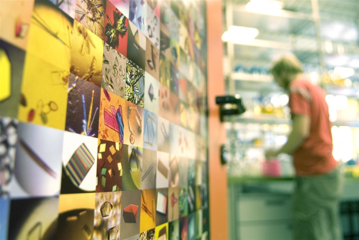 Bunte Tür und Laborarbeit