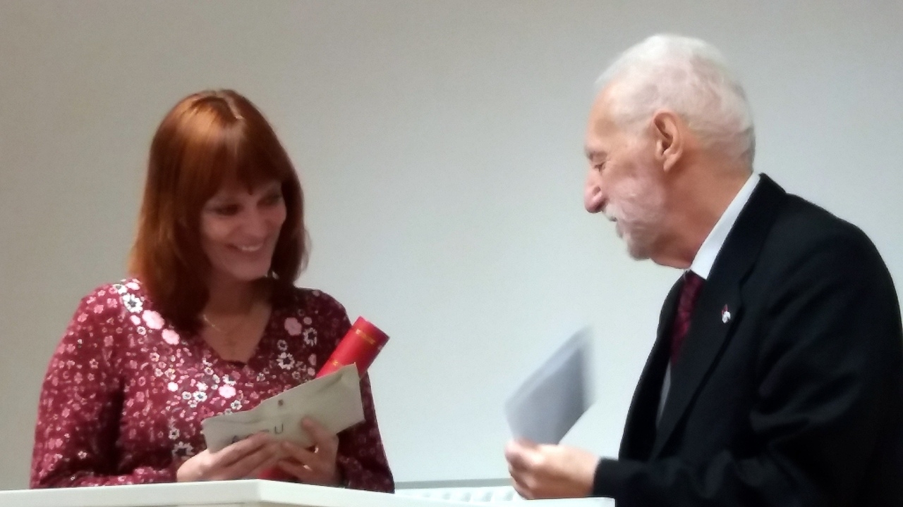 Jasmine Dum-Tragut und der Koordinator von AGBU, Beransch Hartunian, bei der Verleihung der Garbis-Papazian-Preises. © Jasmine Dum-Tragut