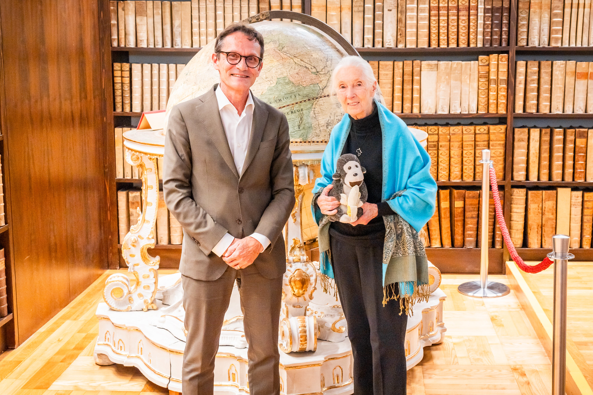 Pressebild von Rektor Bernhard Fügenschuh mit UN-Botschafterin Dr. Jane Goodall in der Bibliotheksaula