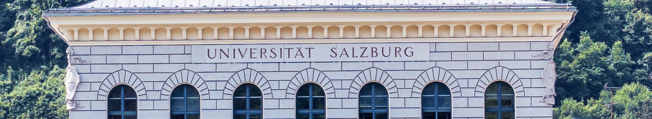 Hausfassade Rudolfskai GesWi mit Schriftzug Universit&auml;t Salzburg