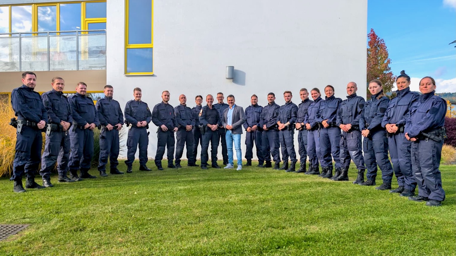 Robert KRAMMER und Gernot WAGNER (Mitte) mit Mitgliedern der Einsatzgruppe