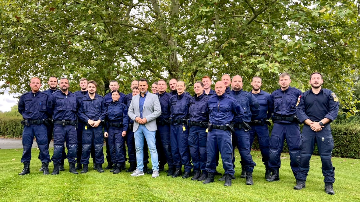 Bild: Robert KRAMMER (Mitte) mit Mitgliedern der Einsatzgruppe