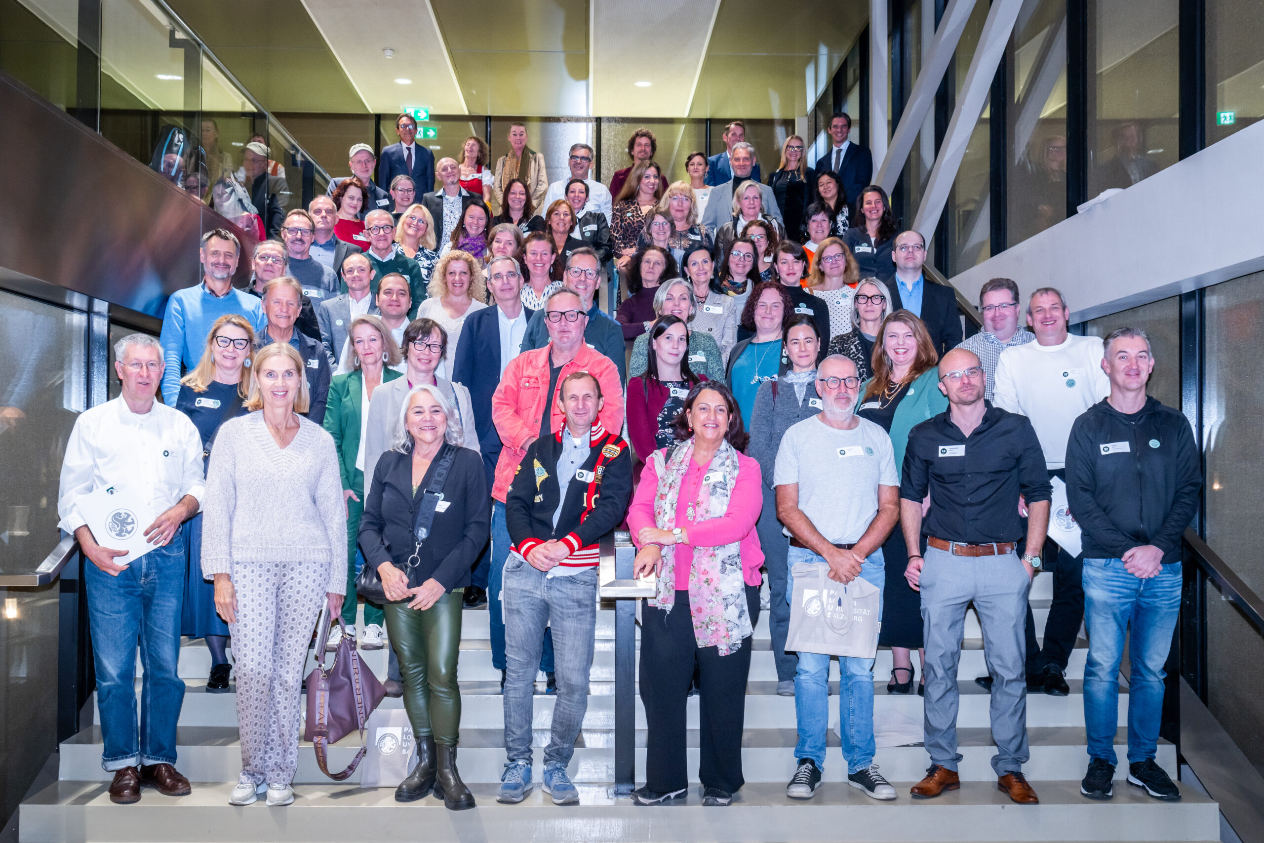 Gruppenfoto Jubiläumsfeier Mitarbeiter*innen