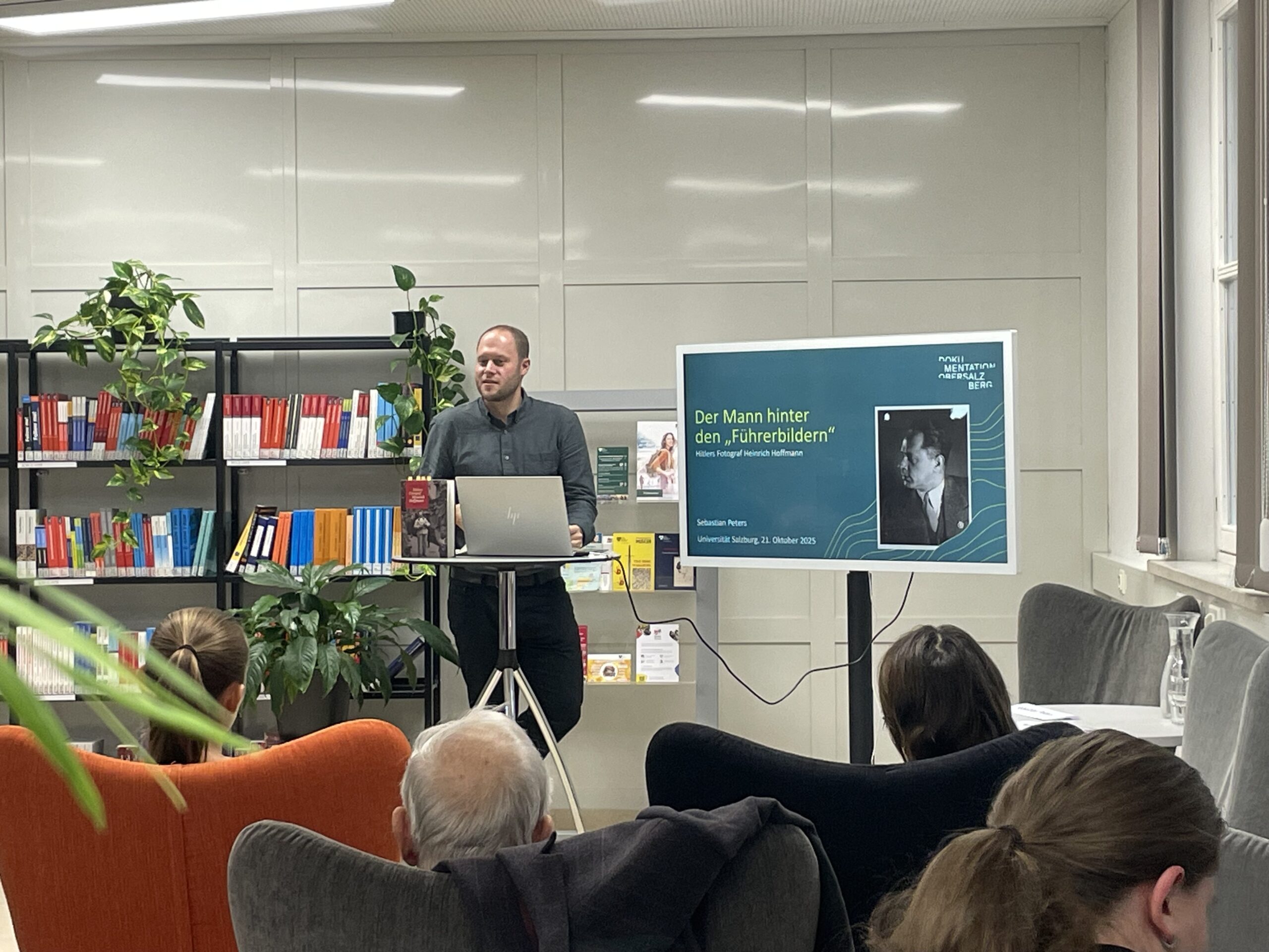 Veranstaltungsr&uuml;ckblick Zeitgeschichte goes public: Buchpr&auml;sentation und Gespr&auml;ch &bdquo;Inszenierte Macht. Hitlers Fotograf Heinrich Hoffmann&ldquo;