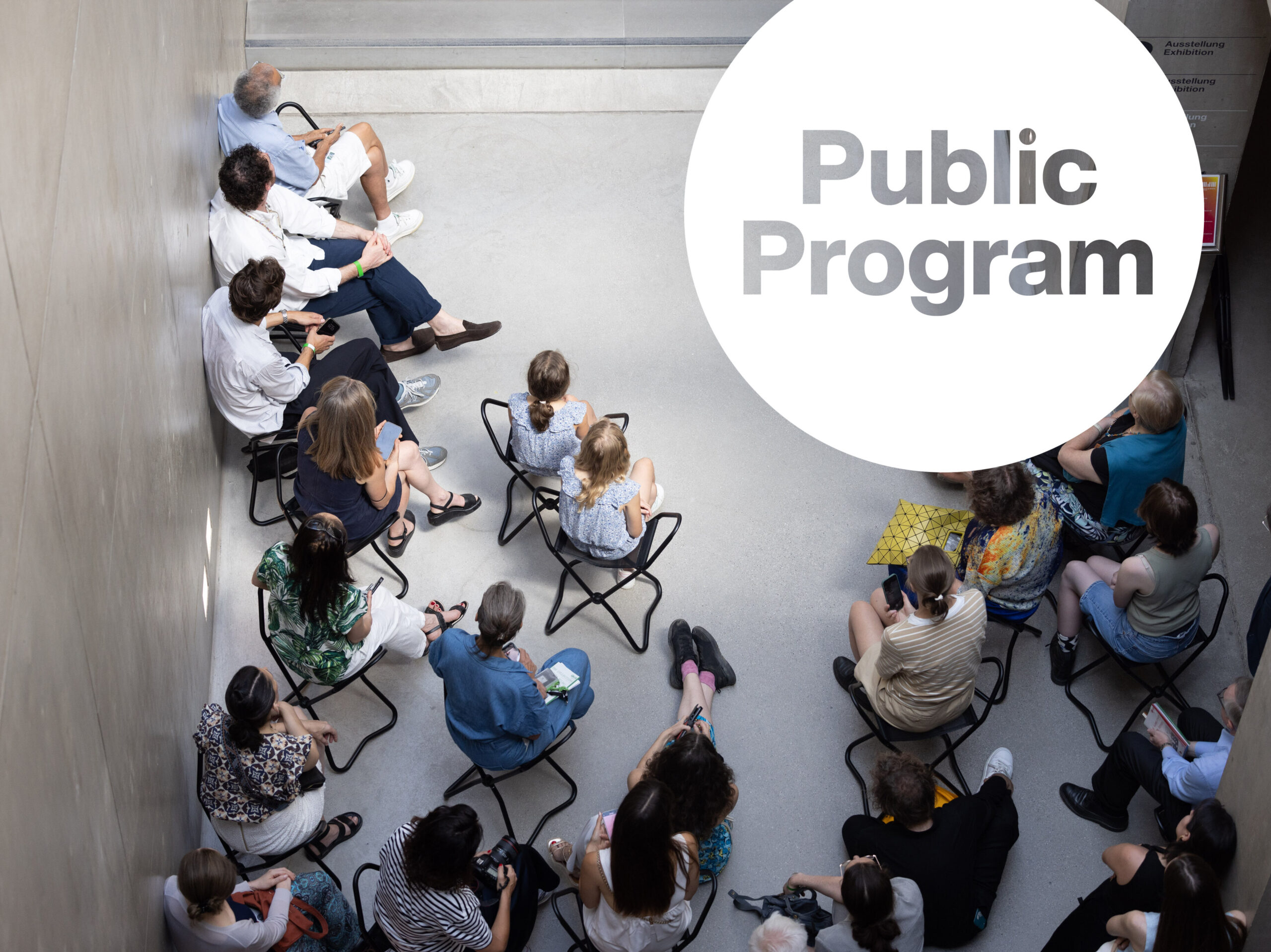 Eine Gruppe von Menschen in einem Raum blickt in dieselbe Richtung