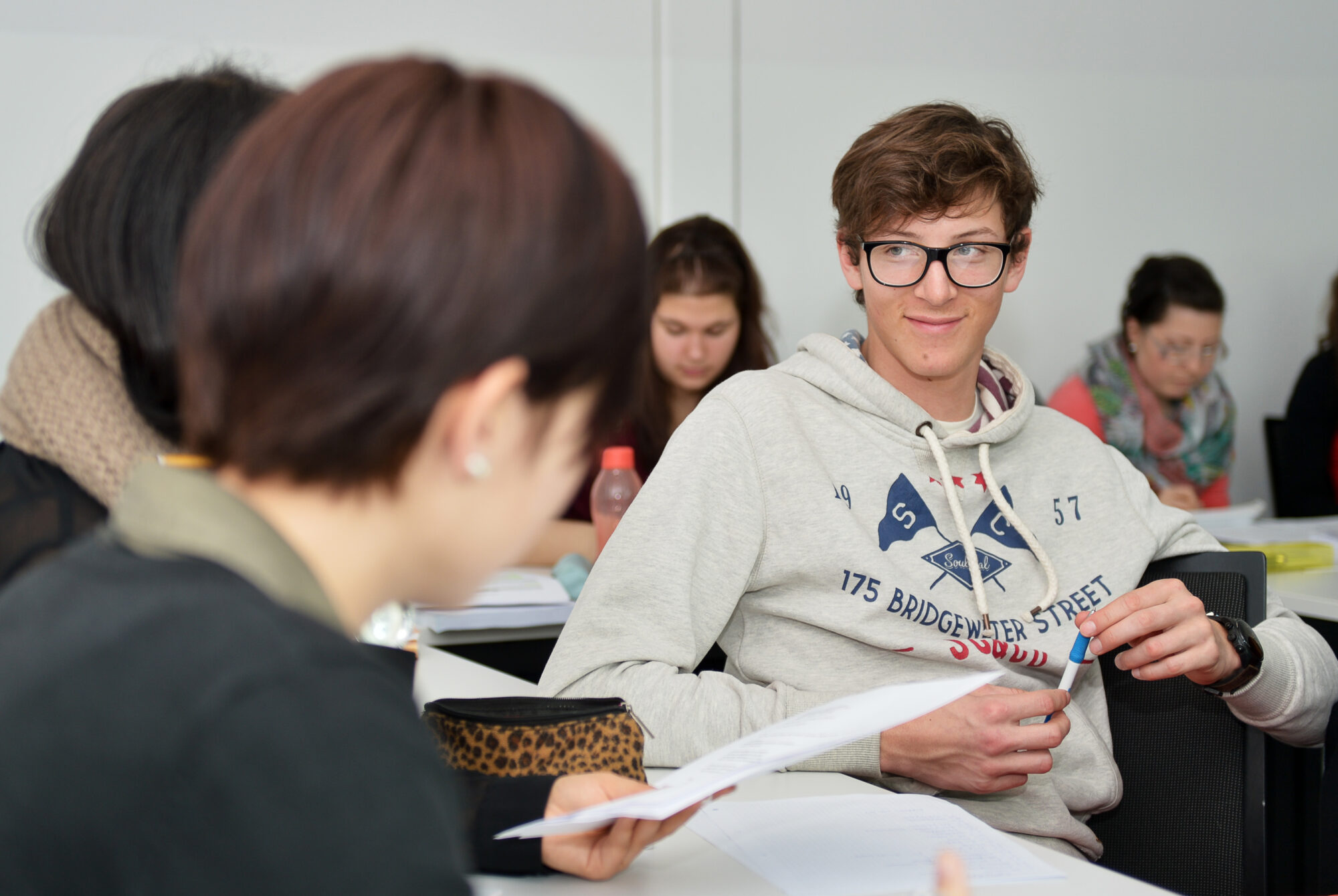 Studierende im Klassenraum