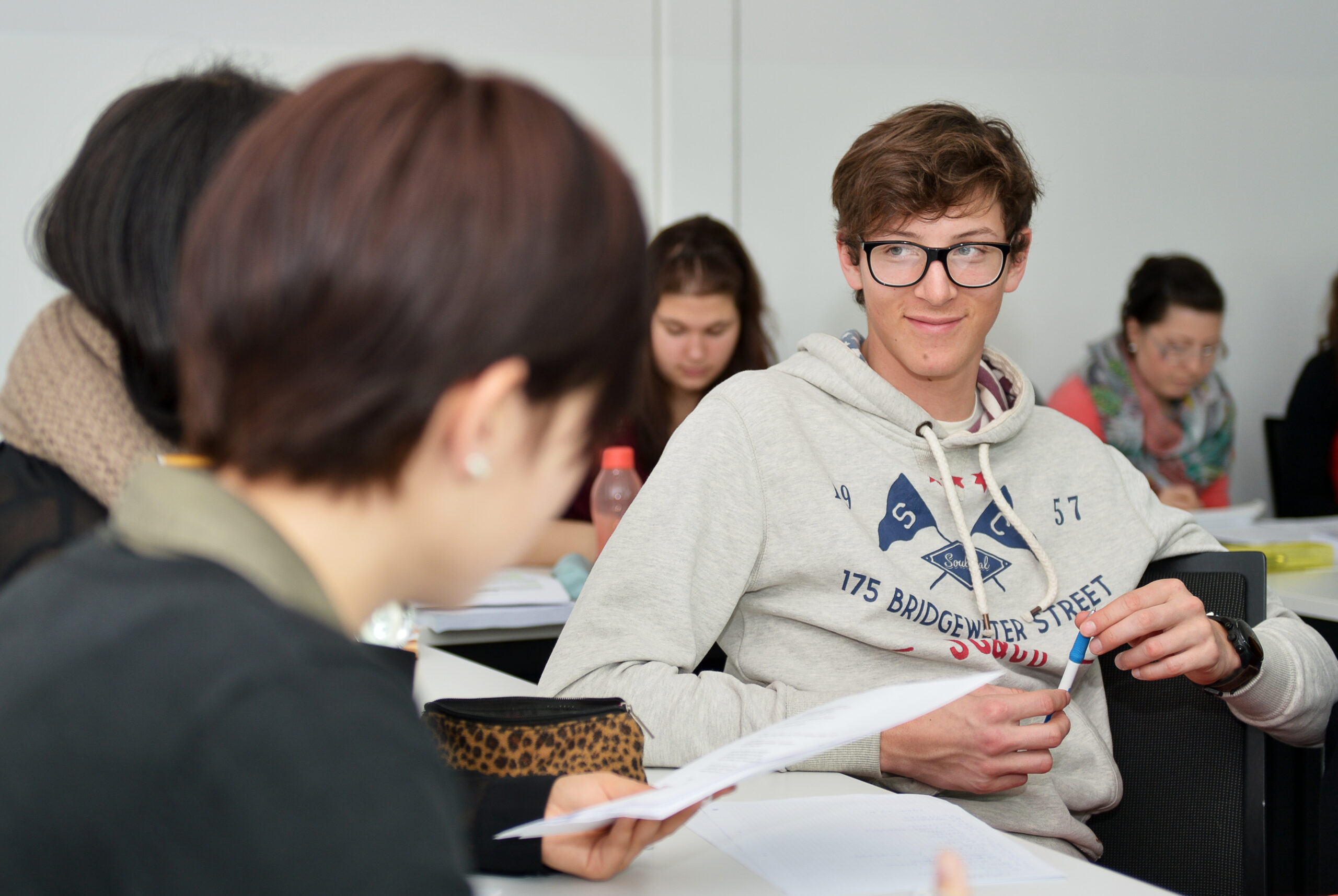 Studierende im Klassenraum