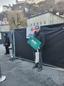 Dekan Martin Knoll bei der Spenden&uuml;bergabe