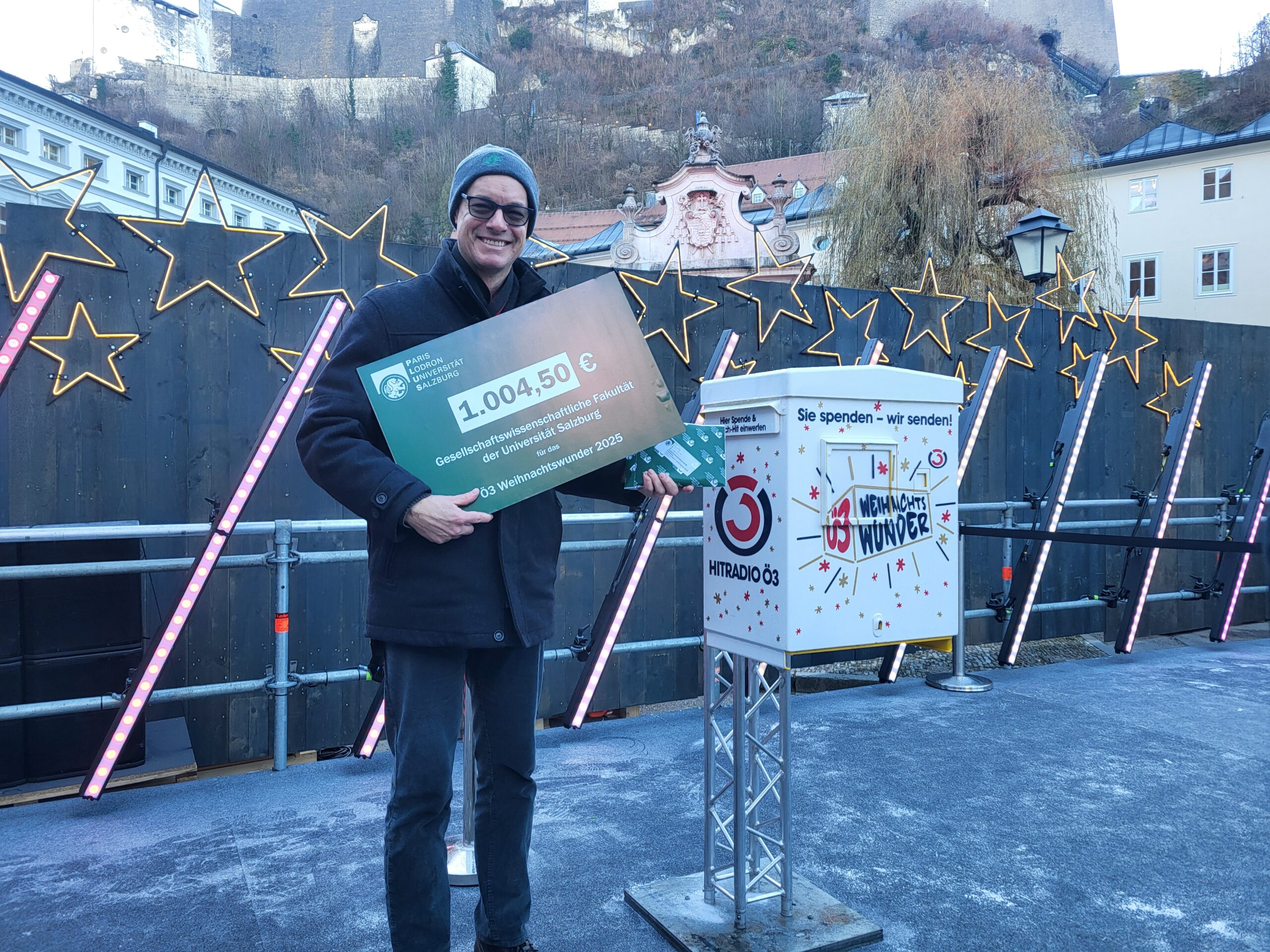 Dekan Martin Knoll bei der Spenden&uuml;bergabe