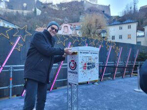 Dekan Martin Knoll bei der Spenden&uuml;bergabe