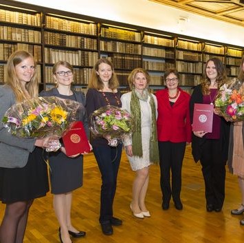 Marie Andeßner Preisverleihung für ihre tolle Diplomarbeit an Vera Esser
