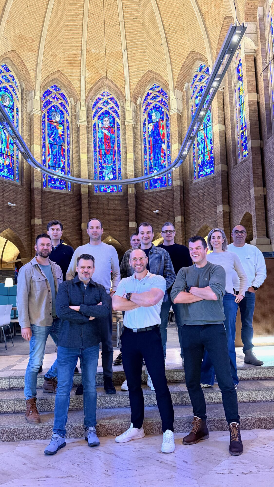 Foto: Robert Krammer und Bernd B&uuml;rger (1. Reihe 1. und 2. von links) mit niederl&auml;ndischen Polizistinnen und Polizisten aus dem Masterstudiengang