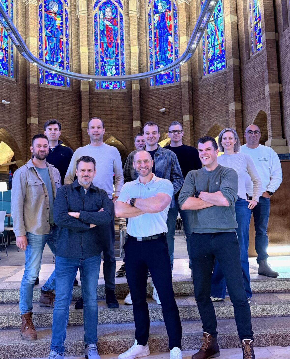 Foto: Robert Krammer und Bernd B&uuml;rger (1. Reihe 1. und 2. von links) mit niederl&auml;ndischen Polizistinnen und Polizisten aus dem Masterstudiengang