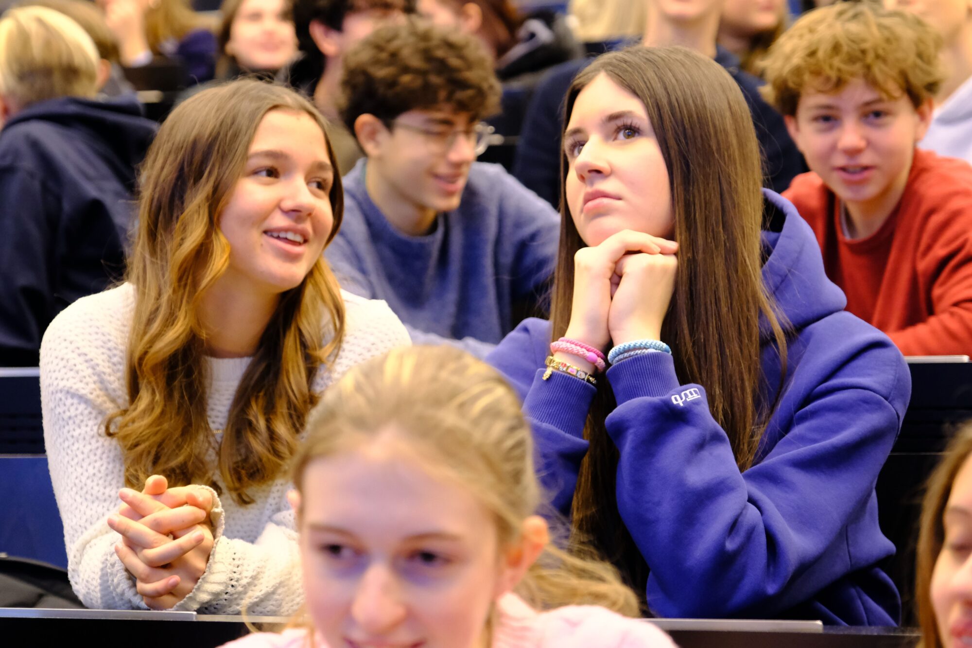 Sch&uuml;ler*innen bei der Sch&uuml;lerUNI