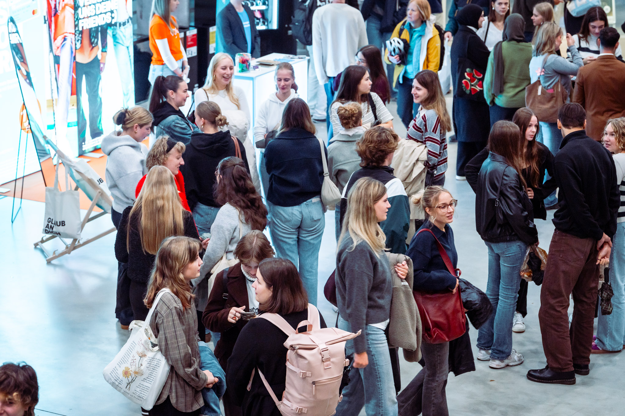 Studierende informieren sich bei der Welcome Fair 