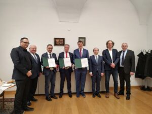 &Uuml;berreichung der Verl&auml;ngerungsdekrete