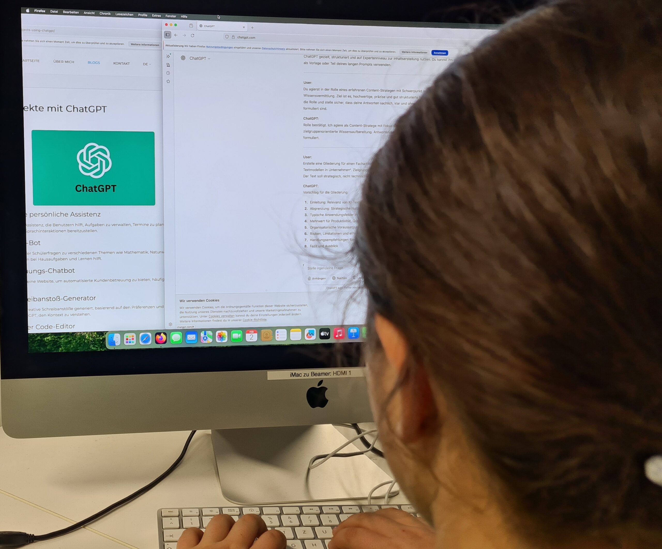 Ein M&auml;dchen sitzt vor einem Desktop mit dem Logo von ChatGPD