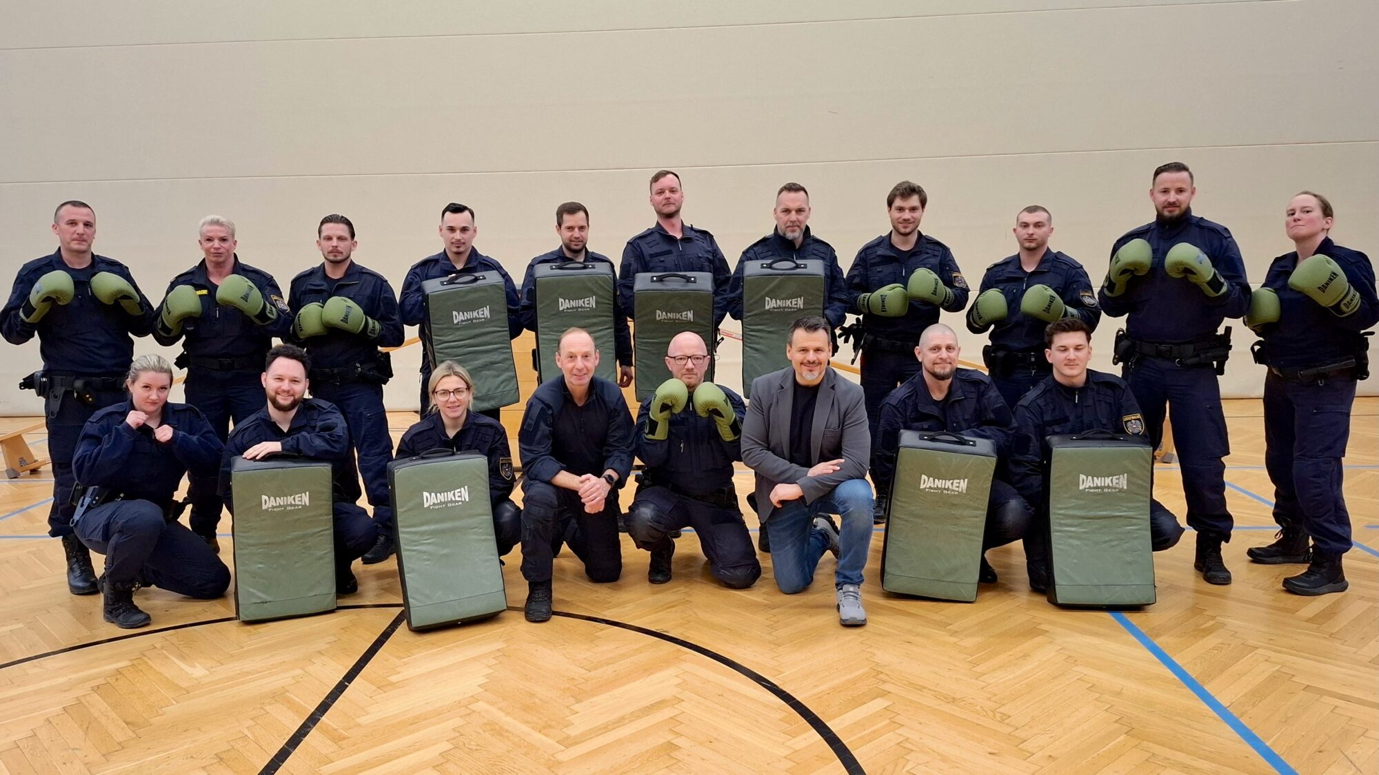 Robert Krammer und die Mitglieder der Justizwache-Einsatzgruppe im Szenarientrainin