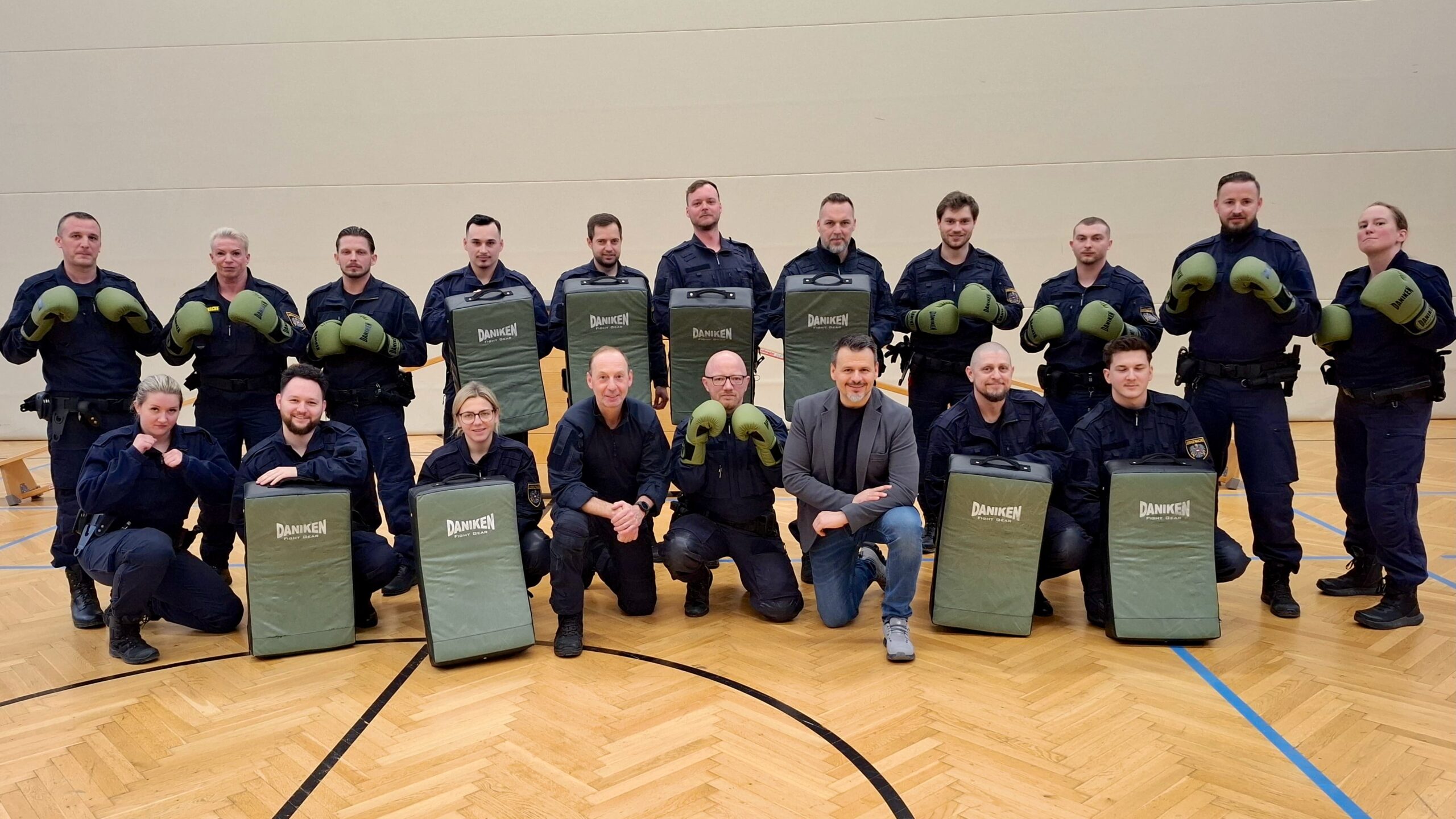 Robert Krammer und die Mitglieder der Justizwache-Einsatzgruppe im Szenarientrainin