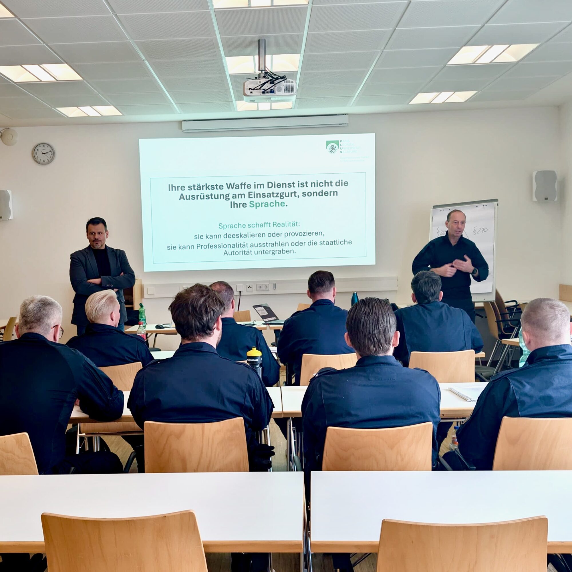 Gernot Wagner und Robert Krammer mit Mitgliedern der Justizwache-Einsatzgruppe