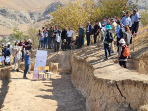 Salzburg conference participants at excavations of the monastery cemetery near Urgut (Uzbekistan), photo: Winkler