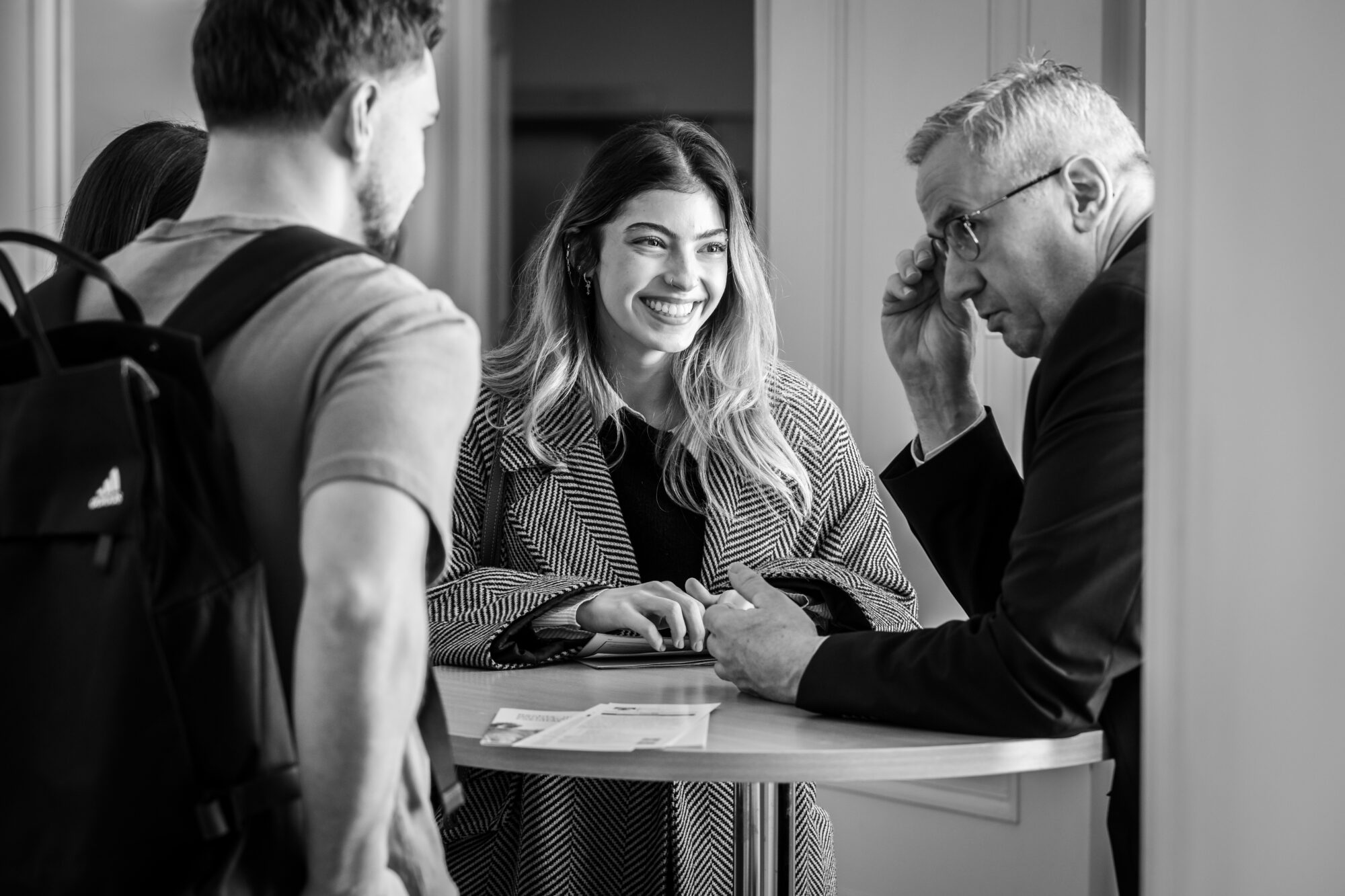 Dekan Auer im Gespr&auml;ch mit Studieninteressierten