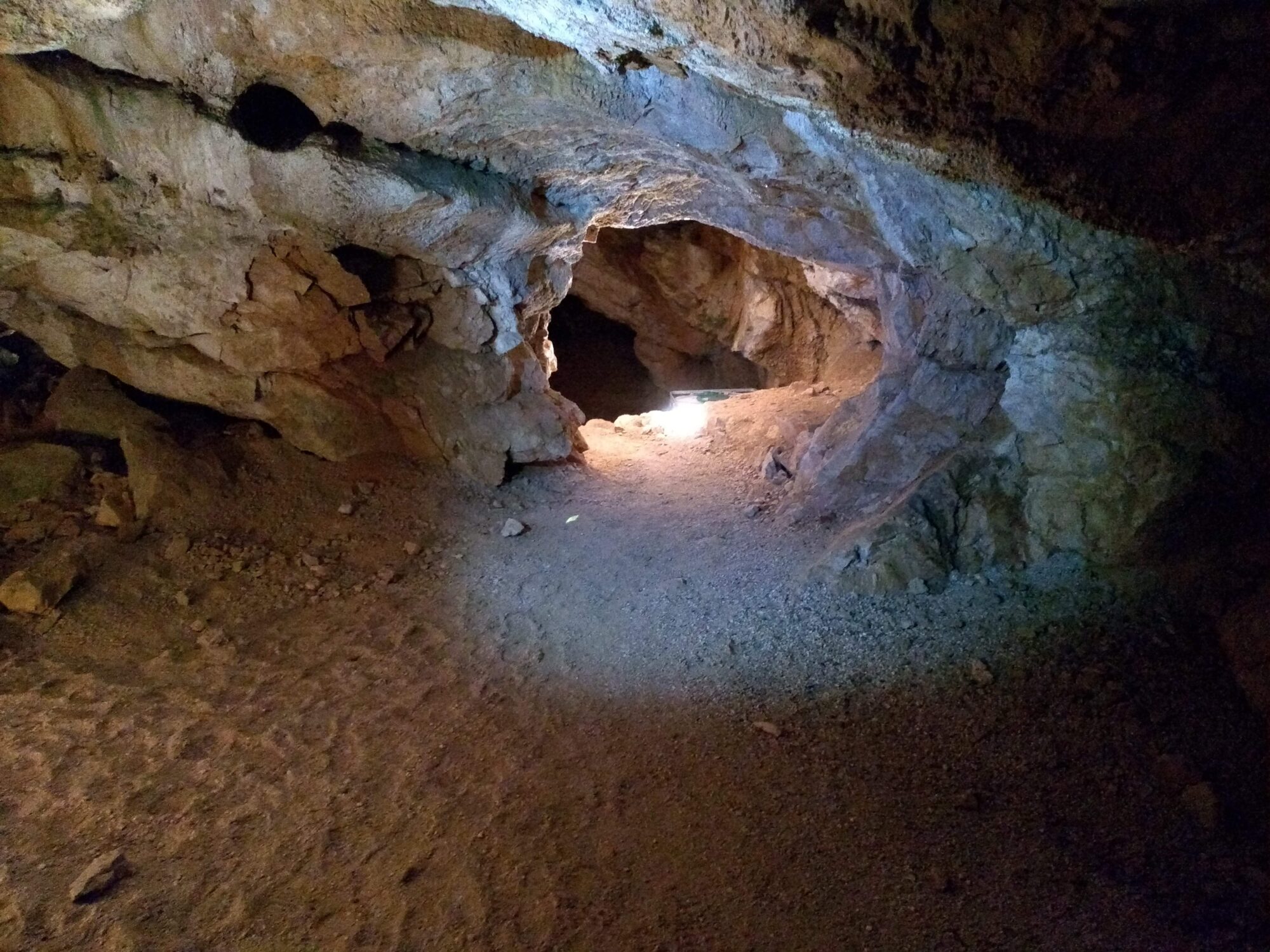 Foto einer felsigen Bergh&ouml;hle